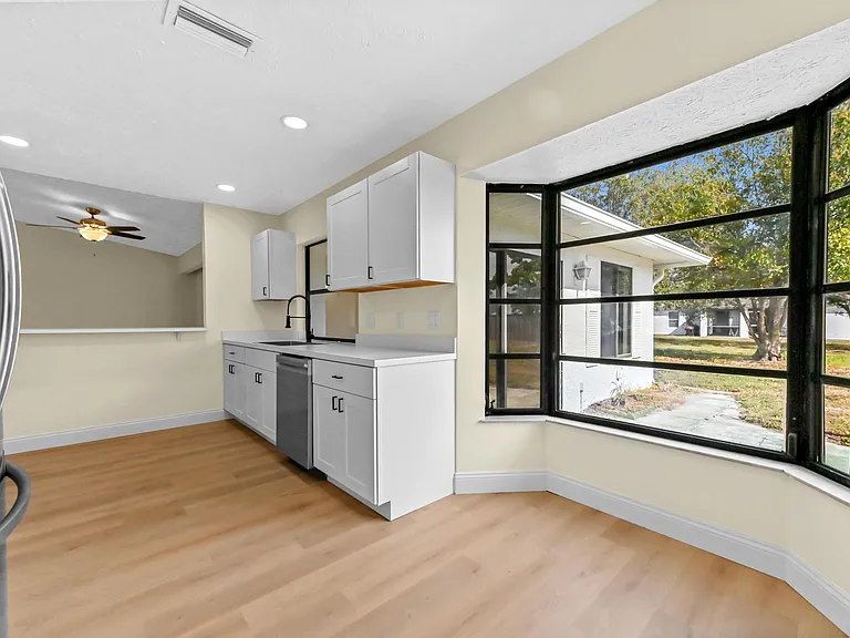 571 SE Anchor Ln — Photo 9