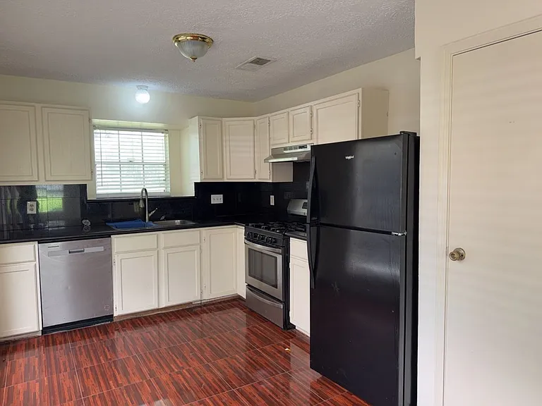 1527 Lazy Spring Dr — Photo 2