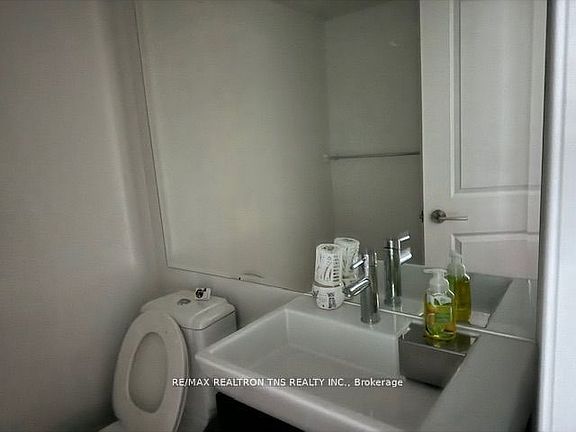 5th image of 386 Yonge St #713