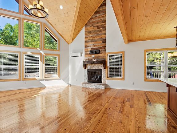 4th image of 1466 Newport Dr