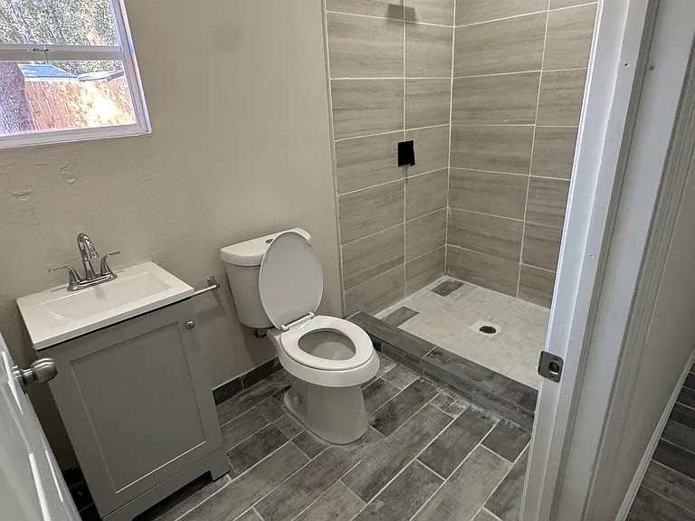 Meadowbreeze Dr — Photo 2