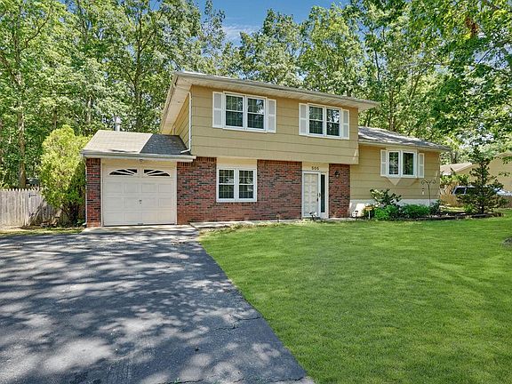 2nd image of 505 Oak Hill Ct