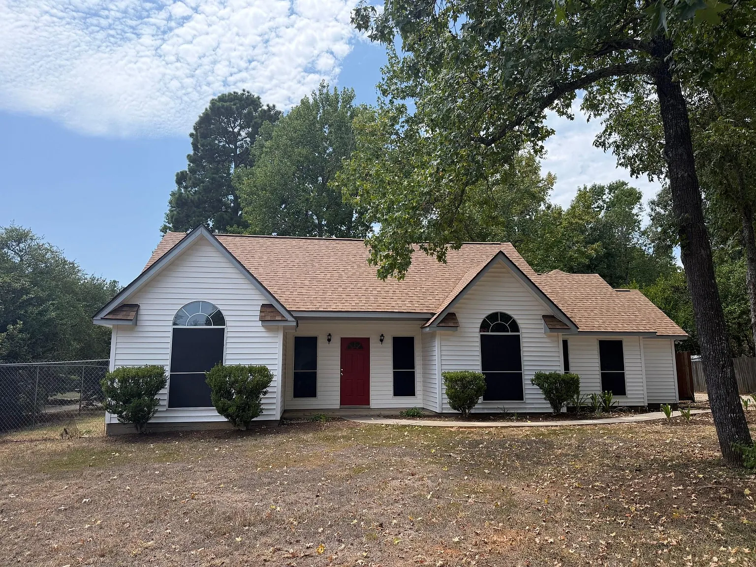3 bed, 2.0 bath, 1274 sqft, $2,100 — Photo 1