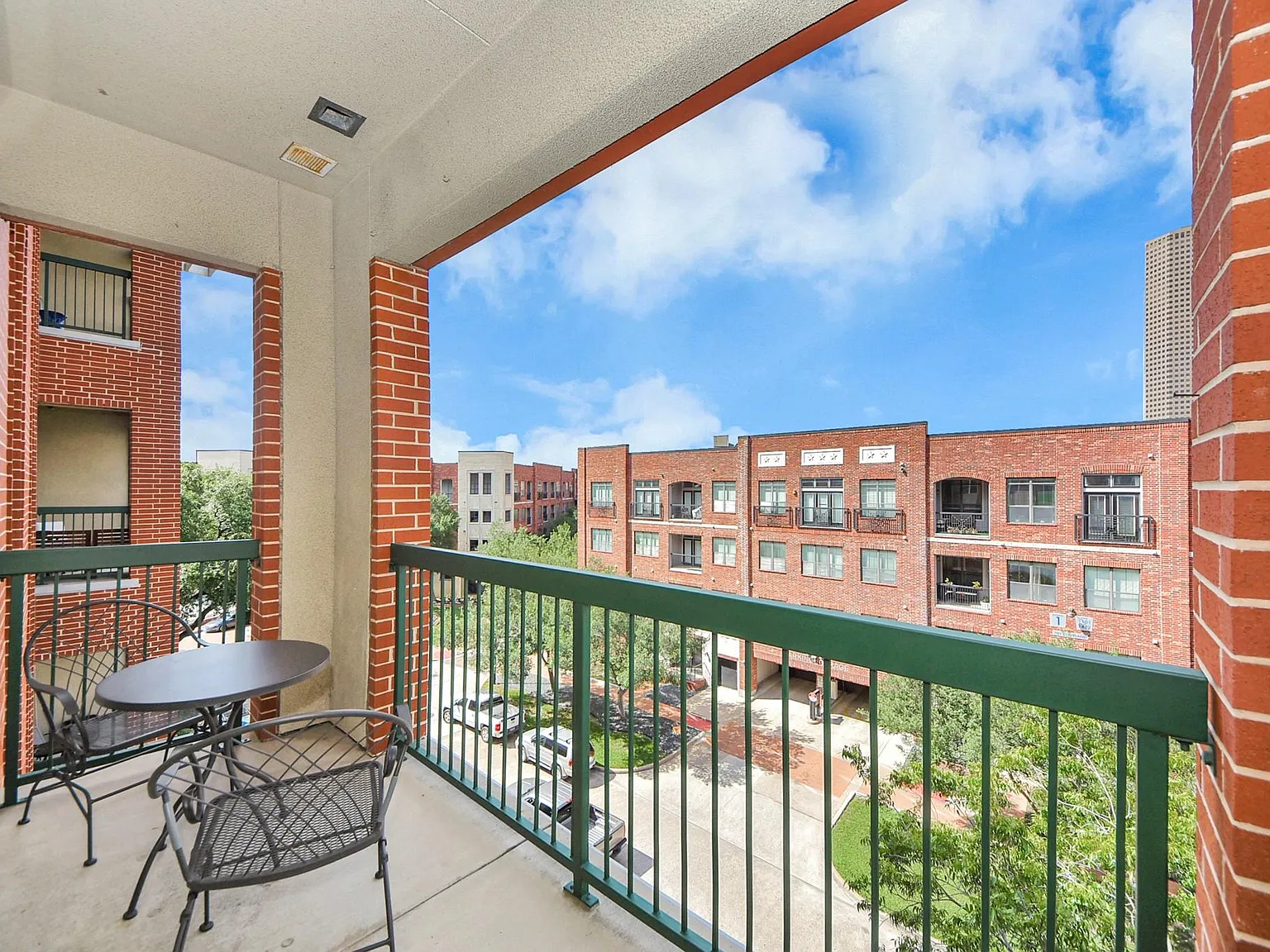 2 bed, 2.0 bath, 1208 sqft, $2,300 — Photo 2