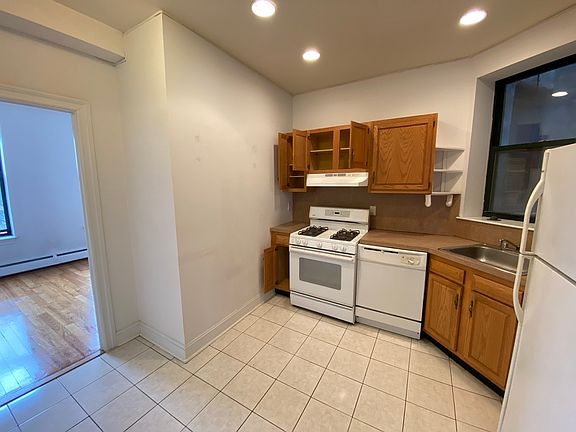 5th image of 300 W 112th St APT 3C