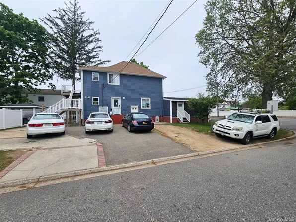 890 Dixon Avenue, Copiague, NY 11726