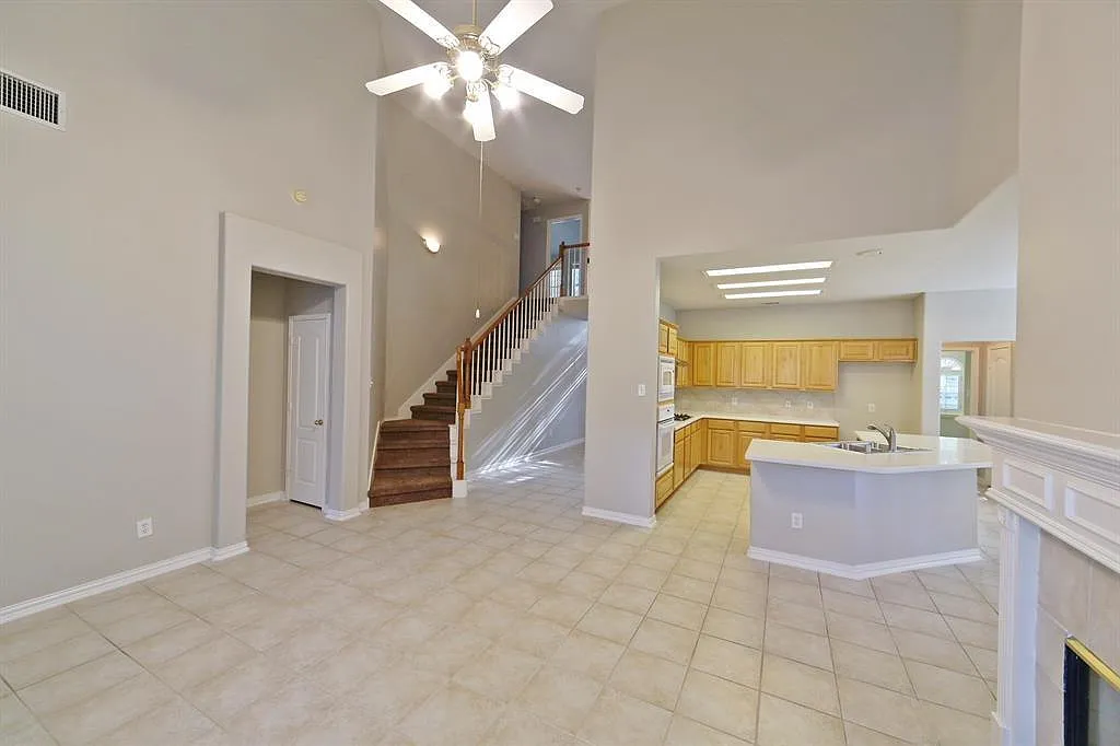 4 bed, 2.5 bath, 2736 sqft, $2,650 — Photo 3