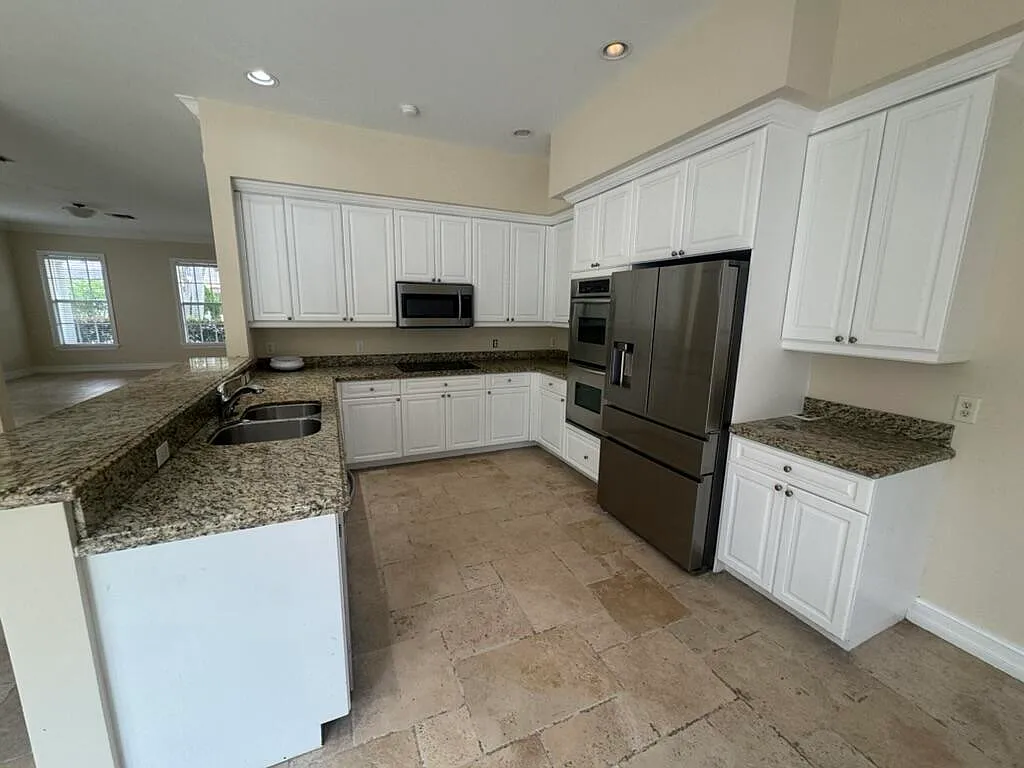 6 bed, 4.0 bath, 3000 sqft, $6,900 — Photo 4