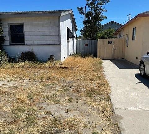 3rd image of 10562 Lampson Ave