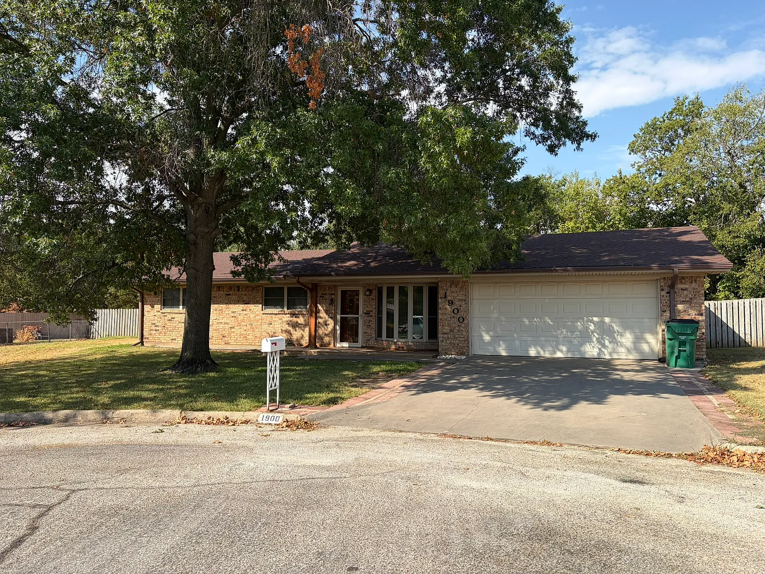 3 bed, 1300 sqft, $1,850 — Photo 2