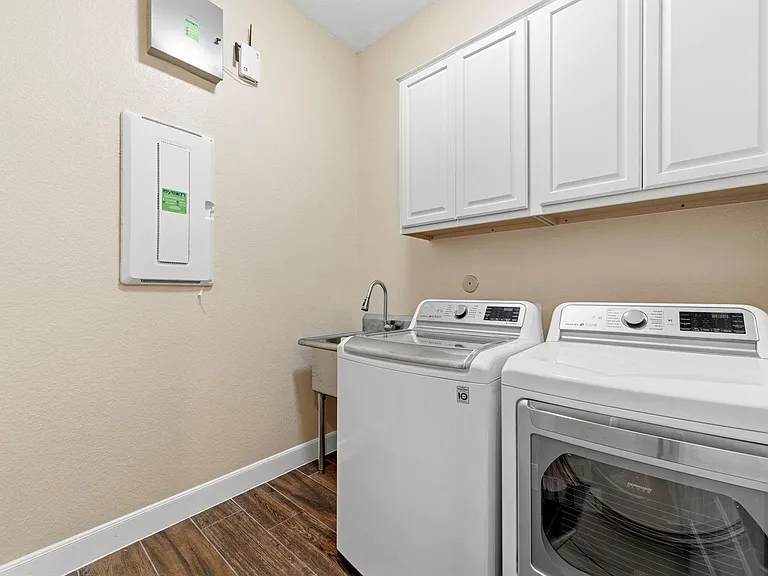 316 Connemara Dr — Photo 16