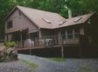 197 N Eastwood Dr, Greentown, PA 18426