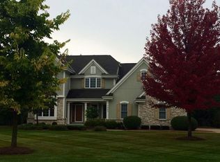 1062 Oak Cir, Pewaukee, WI 53072