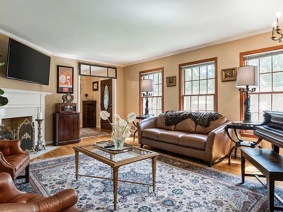 3rd image of 636 Yellowstone Dr
