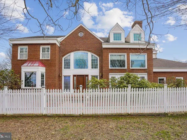 5 Maidens Bower Ct, Potomac, MD 20854