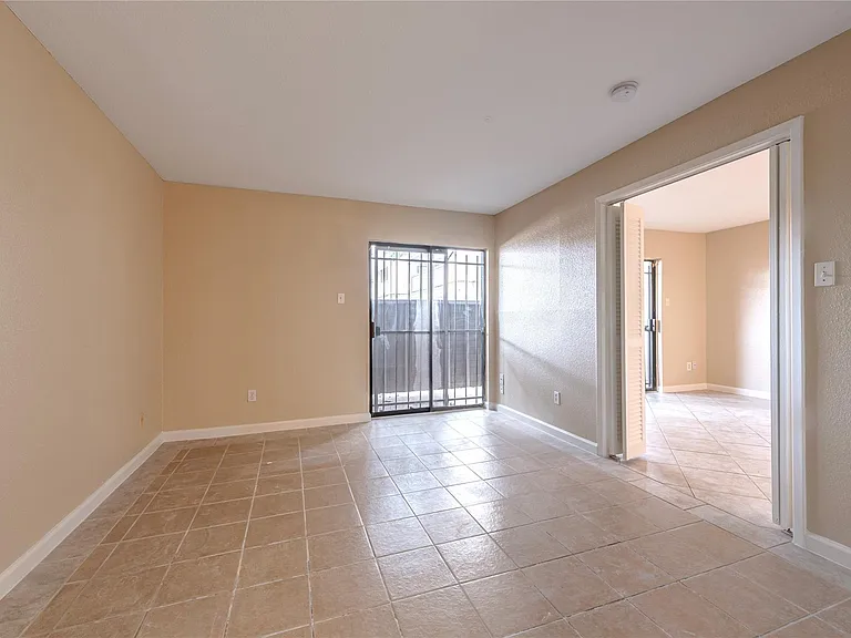 3005 Walnut Bend Ln #12 — Photo 8