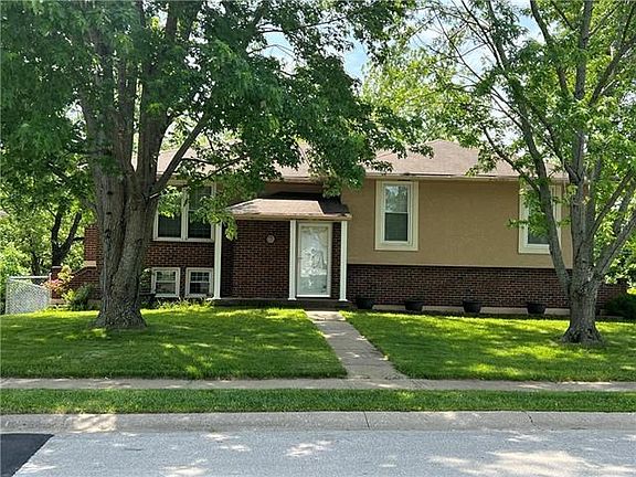 3rd image of 704 NE Locust Dr