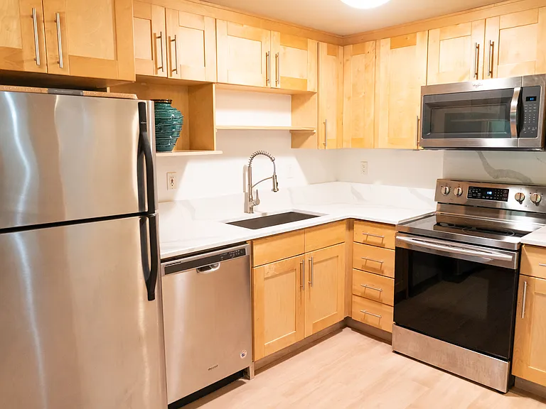 7929 SW 40th Ave #D — Photo 2