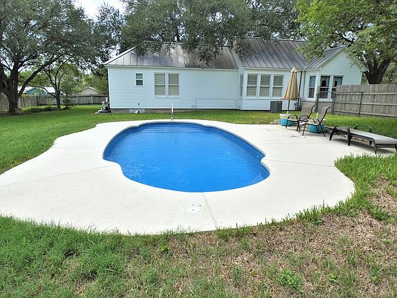 5th image of 700 E Corpus Christi St