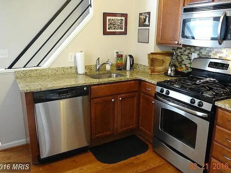 Kitchen: Sink+Stove