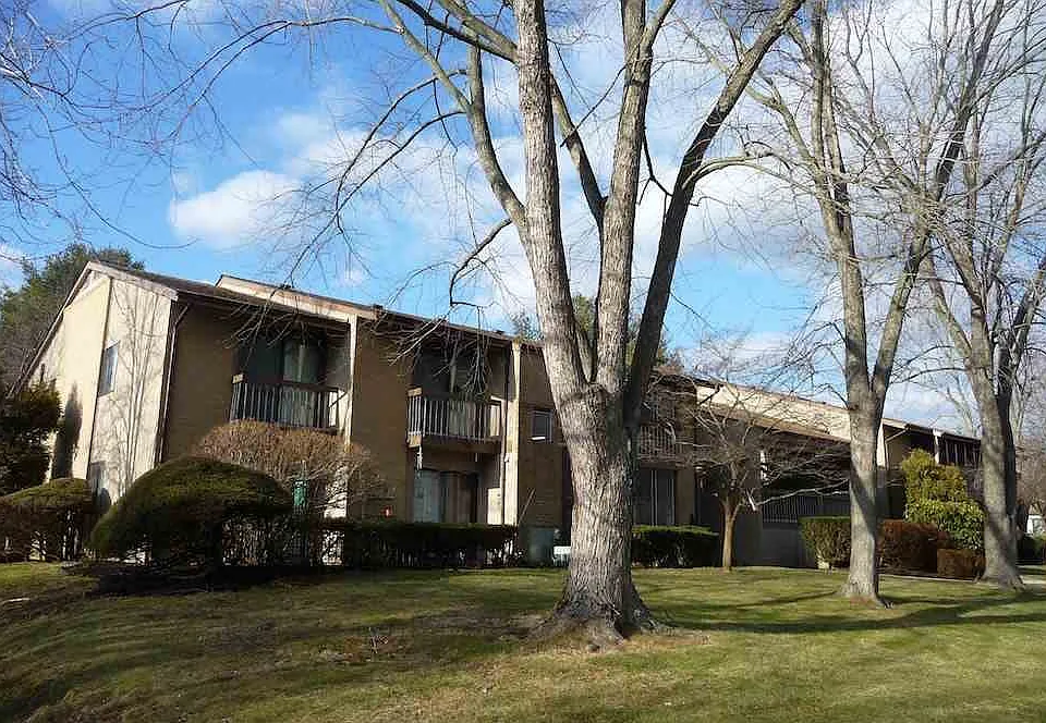 76 Manchester Ct