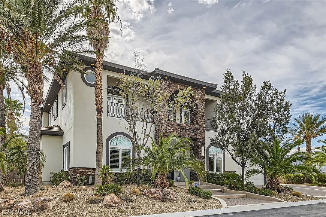 6 bed, 7.0 bath, 5693 sqft, $9,500 — Photo 2