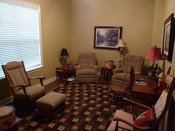 3rd image of 923 S Yorkshire Cir