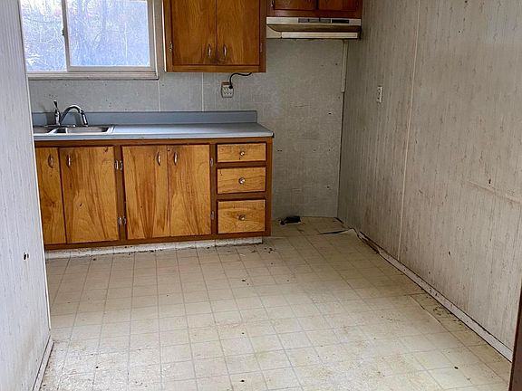 4th image of 608 W Brown St