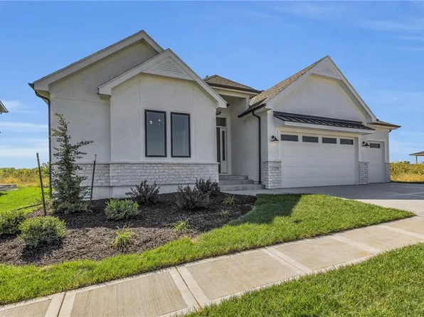 16755 S Twilight Ln, Olathe, KS 66062