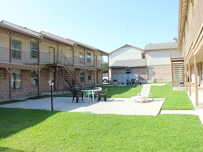South Castle Apartments — Photo 7