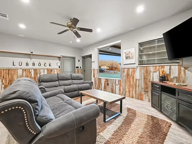 3 Jesse James Dr #B — Photo 1