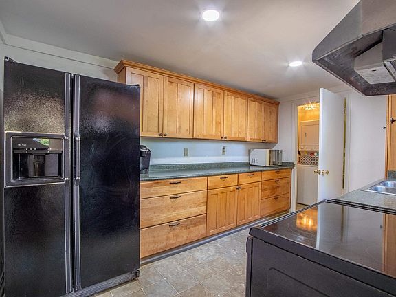 3rd image of 415 Yellow Creek Ln