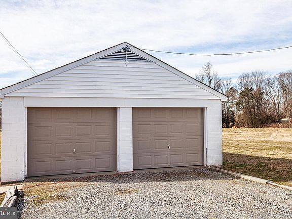 5th image of 16196 Melville Ln