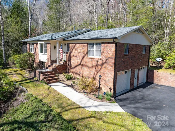 208 Haywood Knolls Dr, Hendersonville, NC 28791