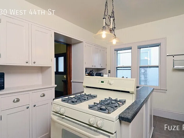 130 W 44th St — Photo 3