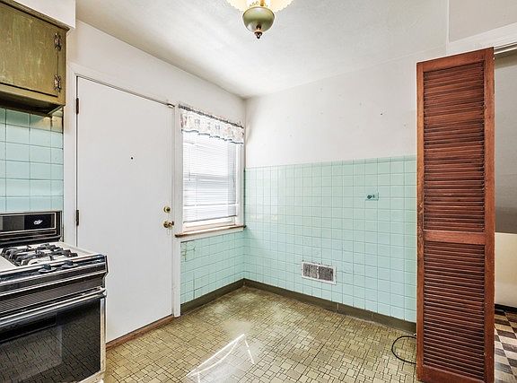 5th image of 8941 Mason Ave
