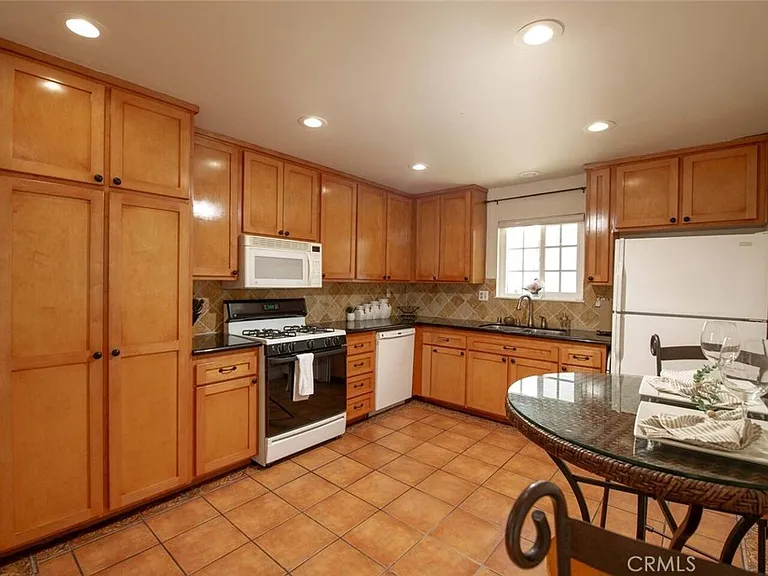 7310 Balboa Blvd #F — Photo 12