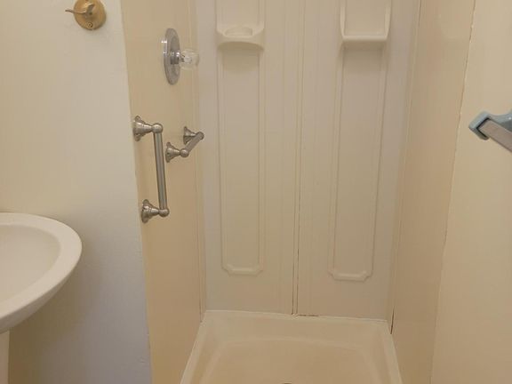 5th image of 47 Huguenot St #47