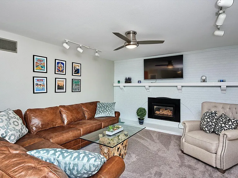 2242 S Poplar St — Photo 12