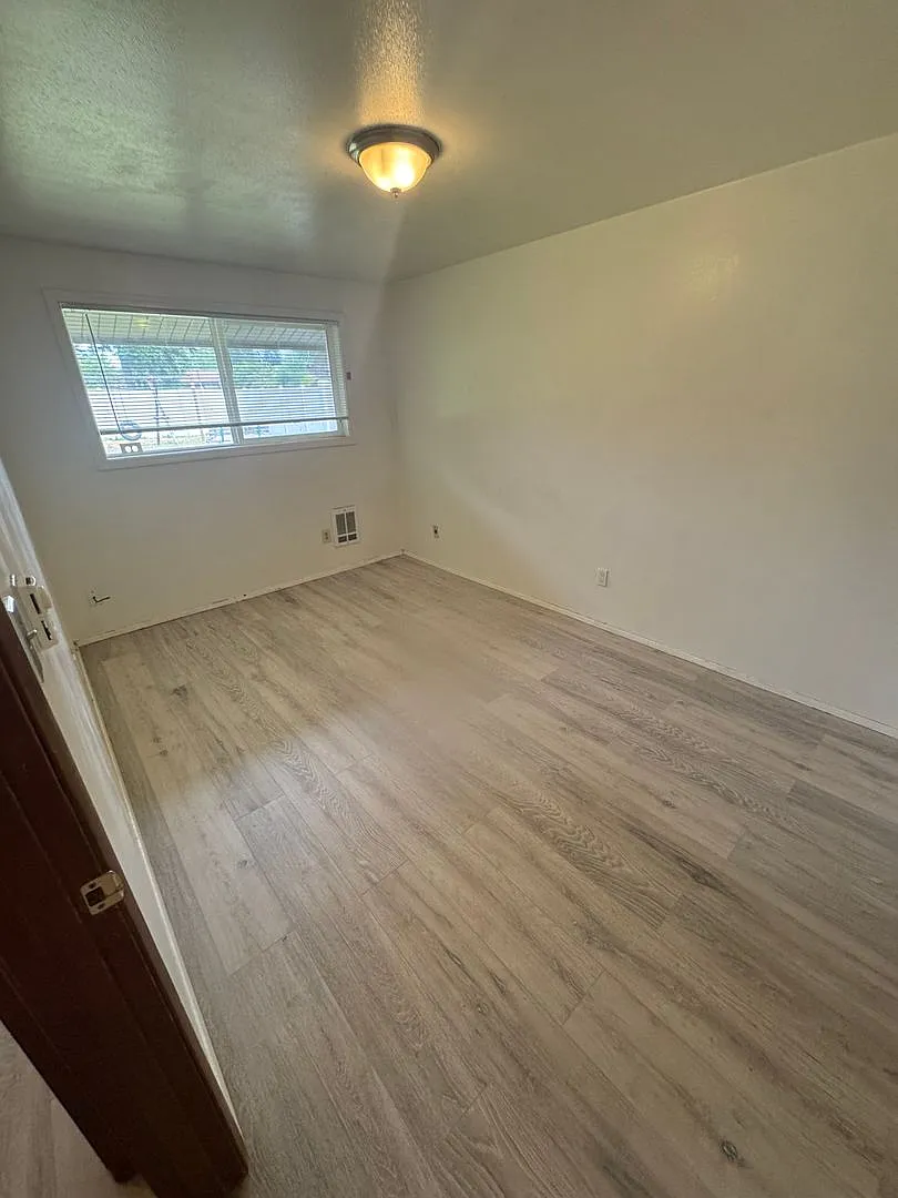 Country Squire Apartments 10833 — Photo 2