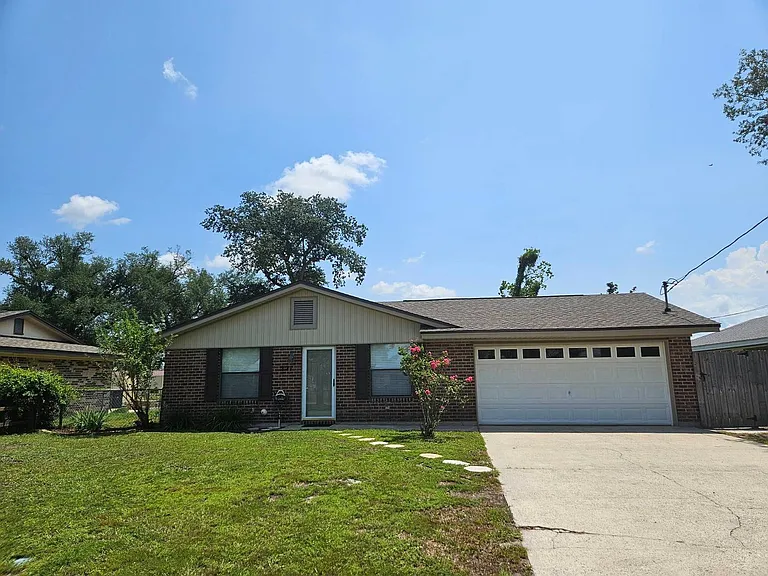 221 Viola Ave S — Photo 1