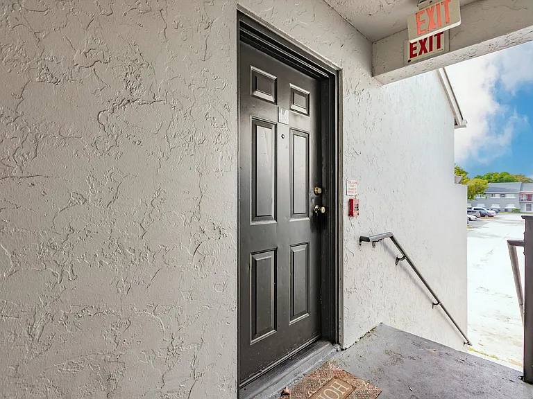 1153 Lake Victoria Dr #H — Photo 13