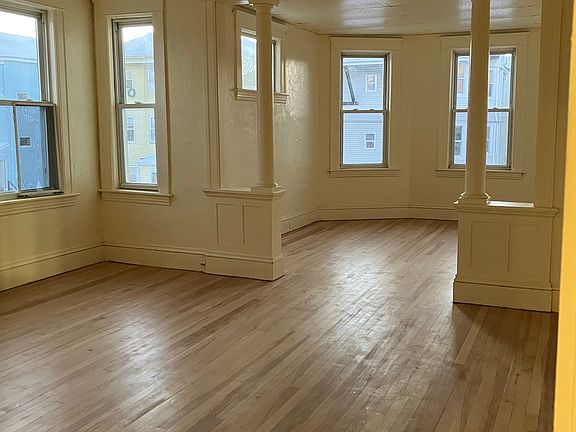3rd image of 8 Shannon St #3