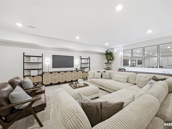 16 Belmont Pl, Oakland, NJ 07036