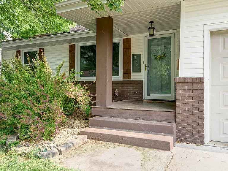 721 E Loren St — Photo 2