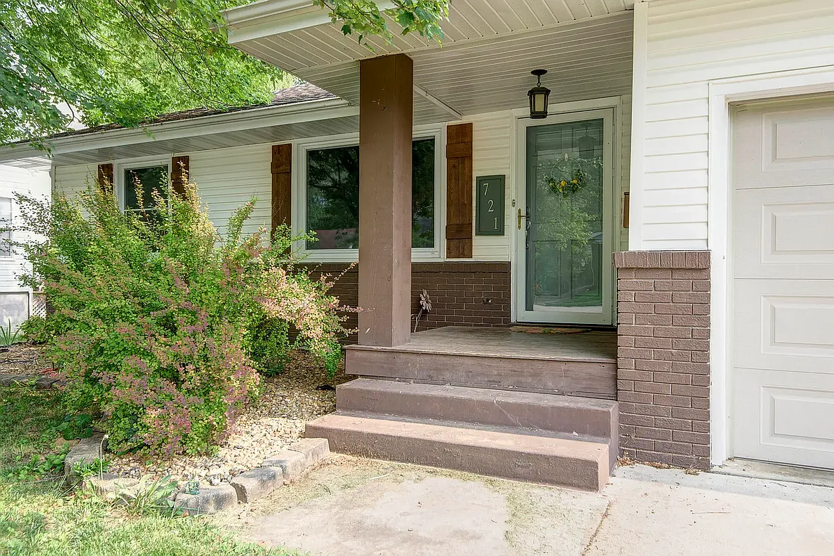 Building Photo - 721 E Loren St