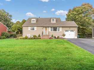 38 Overlook Dr, Oak Ridge, NJ 07438