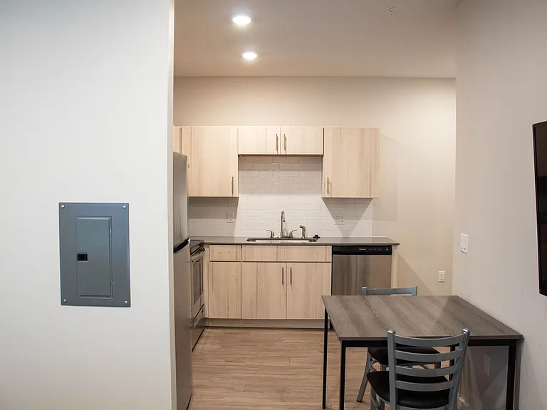 1009 W Stoughton St — Photo 13