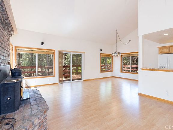 4th image of 15908 Edgewood Way