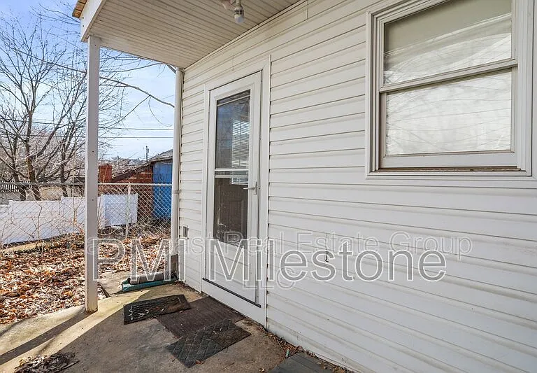 118 S Locust St — Photo 22